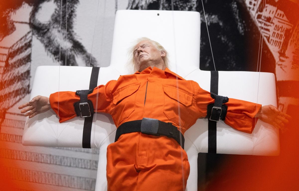C'est quoi cette statue de Trump sanglé sur une croix ?