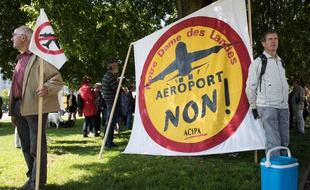 Des opposants au projet d aeroport de Notre Dame des Landes manifestent devant le tribunal administratif de Nantes durant l audience au cours de laquelle 17 recours portant sur la loi sur l eau et les especes protegees sont examines. Nantes le 18 06 2015./SALOM-GOMIS