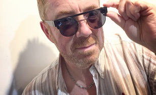 Les lunettes connectées Spectacles 3 de Snapchat portées par Christophe Séfrin, 13 novembre 2019 à Paris