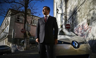 Carlos Ghosn, PDG de Renault-Nissan, pose à côté de la Zoé.