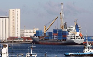 Un porte-conteneurs dans le port de Tripoli, le 16 février 2012