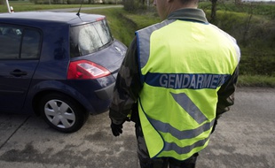 Un gendarme sur une route de campagne.