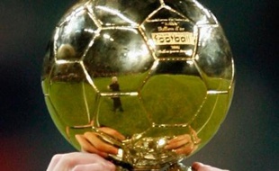 Le ballon d'or France Football, dans les mains du Brésilien Kaka en décembre 2007.