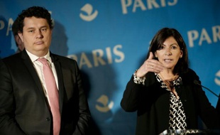 La maire de Paris Anne Hidalgo (d) et le maire du 18e arrondissement de Paris Eric Lejoindre, le 31 mai 2016 à Paris