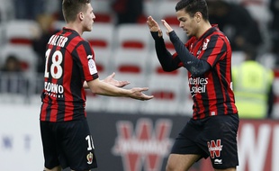 L'attaquant niçois Hatem Ben Arfa (à droite) fête son but avec son coéquipier Rémi Walter lors du match de Ligue 1 contre Toulouse, le 3 février 2016 à l'Allianz Riviera de Nice.