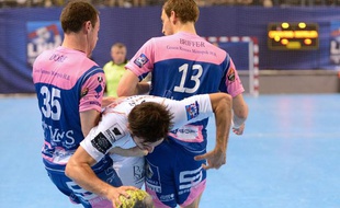 Le Montpelliérain Arbin Berod stoppé par deux joueurs de Cesson, le 12 mai 2012.