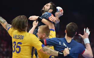 Nikola Karabatic pris dans la défense suédoise, mardi 24 janvier.