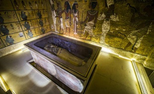 Le sarcophage doré du roi Toutankhamon dans sa chambre funéraire de la Vallée des Rois près de Louxor, en Egypte, le 28 novembre 2015