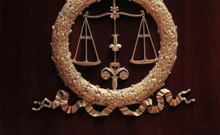 Des peines de deux ans et deux ans et demi de prison avec sursis ont été prononcées à Evry à l'encontre de parents qui avaient enfermé à clef pendant trois jours en 2007 leur fils atteint d'un autisme sévère, et qui s'était défenestré
