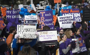 Des manifestants en faveur de l'avortement devant la Cour suprême des Etats-Unis, à Washington, le 2 mars 2016
