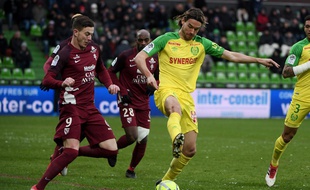 Rene Krhin face au buteur messin, Nolan Roux.
