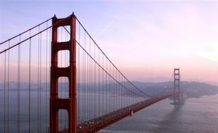 Le nombre de touristes étrangers visitant les Etats-Unis a plongé depuis les attentats du 11 septembre 2001, car les étrangers ne se sentent plus les bienvenus, ont déploré jeudi des professionnels du tourisme américains.