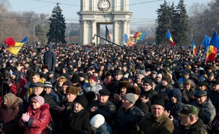 Des manifestants moldaves devant le Parlement à Chisinau, le 21 janvier 2016
