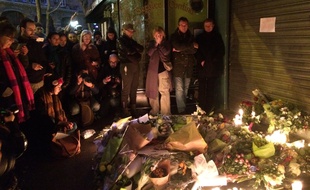 Des personnes rassemblées devant La belle Equipe, 92 rue de Charonne à Paris, le 14 novembre 2015.
