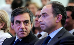 Sonnés par la défaite de Nicolas Sarkozy, les responsables de l'UMP se retrouvent lundi après-midi lors d'un bureau politique extraordinaire pour tenter d'afficher unité et collégialité, du moins jusqu'aux législatives de juin, où ils espèrent sauver les meubles.