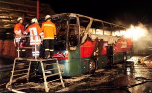 Vingt personnes, en majorité des personnes âgées, ont péri mardi vers 19H40 GMT dans l'incendie d'un autocar sur une autoroute près de Hanovre, dans le nord de l'Allemagne, un drame apparemment dû à un passager imprudent qui avait fumé dans les toilettes.