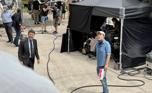 Christian Estrosi et Nicolas Bedos, le jeudi 10 juin 2021, sur le tournage de Mascarade