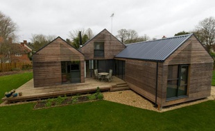 Des maisons construites sur des piliers d'acier pour éviter d'éventuelles inondations dues au réchauffement climatique à Sutton Courtenay près de Londres, le 29 novembre 2015