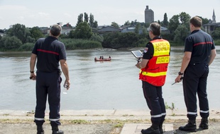 Des pompiers menant des recherches pour retrouver Steve, porté disparu à Nantes depuis la nuit 21 au 22 juin.