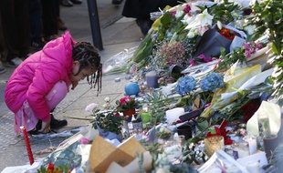 Proches et anonymes rendent hommage aux personnes décédées rue Bichat.