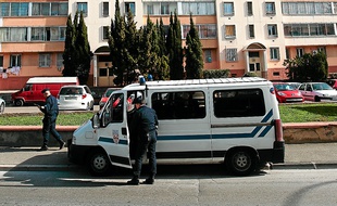 Marseille le 12 mars 2013 - Les forces de police sont postées autour de la cité du clos La rose afin d' empècher une reprise du trafic de drogue après une descente qui a conduit à l' interpellation des principaux dealers