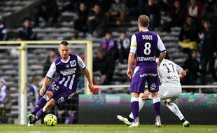 Le défenseur roumain du TFC Dragos Grigore lors du match de Ligue 1 contre Rennes, le 14 février 2015 au Stadium de Toulouse.