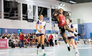 La championne du monde Jannela Blonbou est arrière droit à l'OGC Nice.