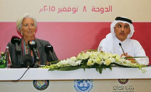 Christine Lagarde, directrice générale du Fonds monétaire international (g) et Ali Shareef al-Emadi, ministre des Finances du Qatar, le 8 novembre 2015 à Doha