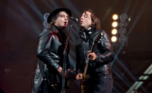 The Libertines (Carl Barât et Pete Doherty) sur scène au festival T in the Park au Royaume-Uni en juillet 2015.
