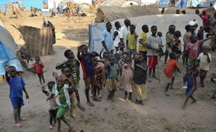 Un clairon de la fanfare municipale gît dans un lavabo. Il n'y a plus une vitre aux fenêtres, des papiers administratifs jonchent le sol de la cour. La mairie de Bossangoa, à 250km au nord-ouest de Bangui, résume cruellement la situation de la ville.
