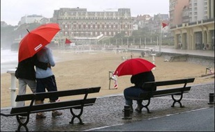 "Si la sécheresse et la canicule de 2003 avaient mis en danger notre métier et que le mois d'avril aux températures estivales nous donnait des sueurs froides, les pluies de ces quatre derniers mois font notre bonheur", confie Jean Piganiol, PDG de Piganiol, premier fabricant européen de parapluies.
