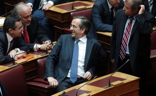 Face à la poussée de la gauche à un mois des élections du 17 juin, la droite grecque de la Nouvelle-Démocratie (ND) tente de recomposer son camp, qui a subi plusieurs scissions, en prônant l'unité des forces "patriotiques" et "proeuropéennes" pour maintenir le pays dans l'euro