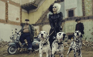 Emma Stone tient le premier rôle dans le long-métrage consacré à Cruella d'Enfer, la méchante iconique des «101 Dalmatiens».