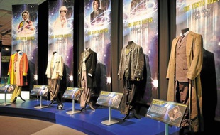 A l'expo, les costumes de cinq des onze acteurs qui se sont succédé dans le rôle du Doctor Who.