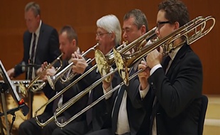 Début d'expérience, les musiciens du Danish National Chamber Orchestra ont l'air encore fringuant...