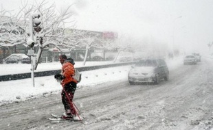 Des chutes de neige exceptionnelles dans les Bouches-du-Rhône, le Vaucluse et l'ouest du Var ont provoqué mercredi de très importantes perturbations dans les transports, surtout ferroviaires, et la fermeture de l'aéroport de Marseille-Marignane.