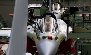 Un Rafale en cours d'assemblage à Merignac, près de Bordeaux.