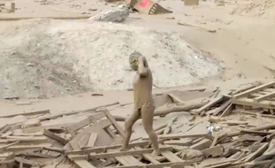 Cette femme emportée par une coulée de boue, causée par les inondations au Pérou, a miraculeusement réussi à s'en sortir.