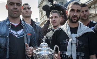 Le défenseur et capitaine de Lyon, Cris, s'est excusé mercredi soir pour les chants hostiles à l'AS Saint-Etienne, entonnés dimanche au balcon de la Mairie de Lyon par plusieurs joueurs de l'OL pour fêter la victoire en Coupe de France et dans lesquels il était impliqué.