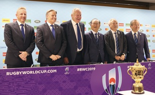 De gauche à droite, le directeur du Mondial 2019 Alan Gilpin, le directeur général de World Rugby Brett Gosper, le président de World Rugby Bill Beaumont, le directeur du comité d'organisation du Mondial Fujio Mitarai, le président de la Fédération japonaise de rugby Shigetaka Mori et le le président du comité d'organisation Akira Shimazu.