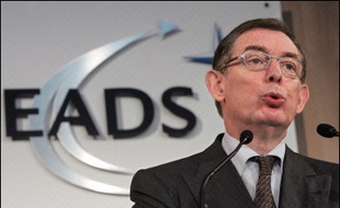 Le groupe germano-américain DaimlerChrysler a indiqué mardi qu'il allait réduire de 7,5% son actuelle participation de 30% au sein du consortium aéronautique européen EADS et que le groupe français Lagardère allait faire baisser sa participation de 15% à 7,5%.