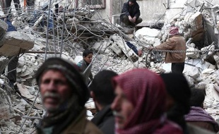 Des civils syriens cherchent des survivants dans les ruines d'un immeuble bombardé par l'armée régulière, à Douma, à l'est de Damas, le 9 février 2015