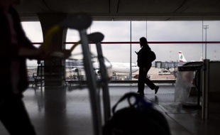 Des personnes dans un aéroport. (Photo illustration).