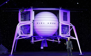 Jeff Bezos présente Blue Moon, le projet d'alunisseur de sa société spatiale Blue Origin, le 9 mai 2019.