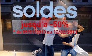 Préparation d'une vitrine en vue des soldes le 8 janvier 2013 à Marseille