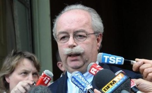 Le groupe pétrolier Total versera cette année 102 millions d'euros pour contribuer une nouvelle fois au financement de la "prime à la cuve de fioul" et réfléchit avec le gouvernement à son augmentation, a annoncé lundi son patron, Christophe de Margerie.