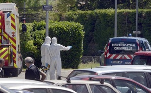 Des enquêteurs sur les lieux du quadruple meurtre à Saint-Paul-Trois-Châteaux, dans la Drôme, le 25 juin 2013