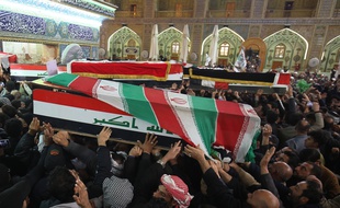 Les cercueils du général Soleimani et d'Abu Mahdi al-Muhandis sont portés dans le mausolée de l'imam Ali, à Najaf en Irak.