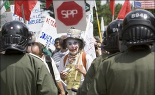 Alors que les trois leaders s'entretenaient au château Montebello à l'abri d'un imposant dispositif de sécurité, deux à trois mille manifestants, arrivés par cars entiers de Montréal ou d'Ottawa, certains issus de groupes altermondialistes ou anticapitalistes, étaient massés à proximité du parc de l'hôtel.