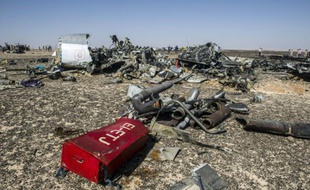 Des débris de l'avion russe jonchent le sol le 1er novembre 2015 après son crash dans le désert du Sinaï